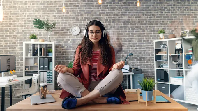 illustrasi mindfulness di meja kerja
