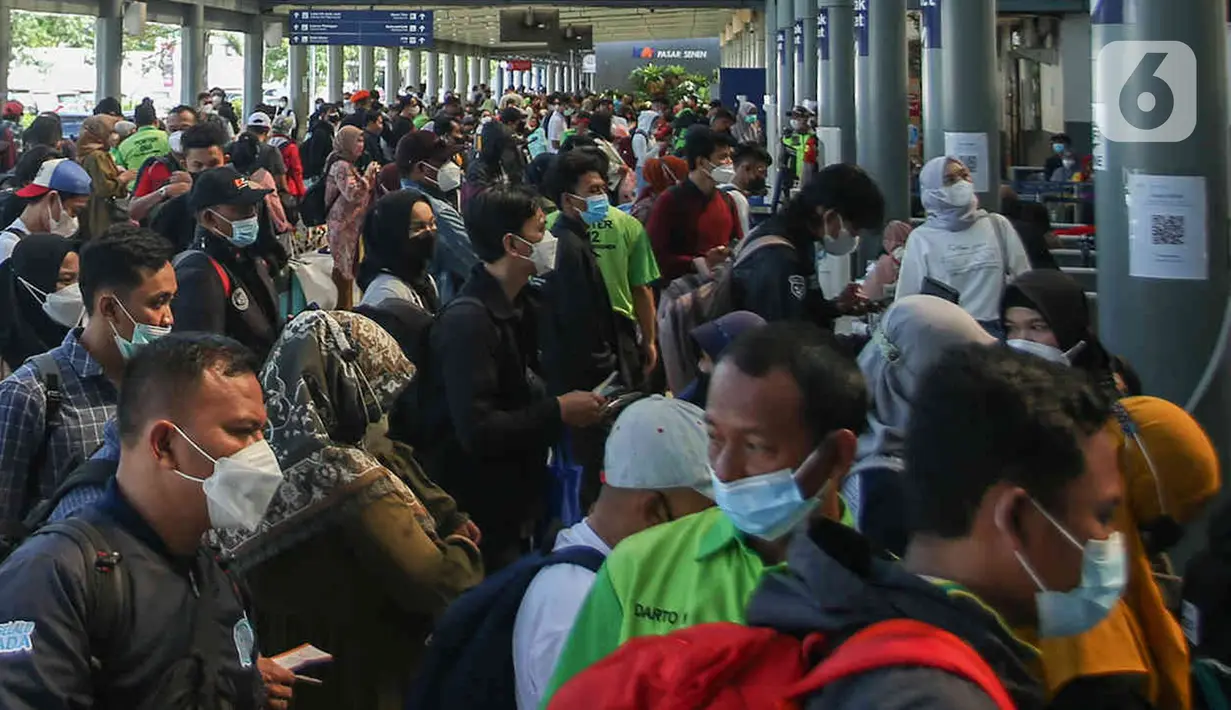 Kepadatan calon penumpang yang akan memasuki peron Stasiun Pasar Senen di Jakarta, Jumat (8/7/2022). Dua hari menjelang Idul adha 2022, jumlah penumpang kereta api jarak jauh meningkat dua kali lipat di Stasiun Pasar Senen dengan jumlah 14.470 penumpang dari 24 jadwal keberangkatan KA. (Liputan6.com/Herman Zakharia)