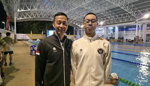 Perenang Indonesia peraih dua medali emas di SEA Games 2025, Jason Donovan Yusuf (kiri), dan legenda renang Indonesia, Richard Sam Bera. (PB Akuatik Indonesia)