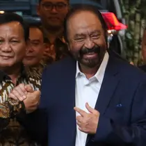 Begitu bertemu, Surya Paloh langsung dirangkul oleh Prabowo Subianto. (Liputan6.com/Herman Zakharia)