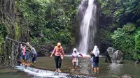 Tak hanya mendaki untuk menaklukkan puncak, pengunjung juga datang untuk menikmati hiburan tradisional di kaki Ciremai. (Liputan6.com/Panji Prayitno)