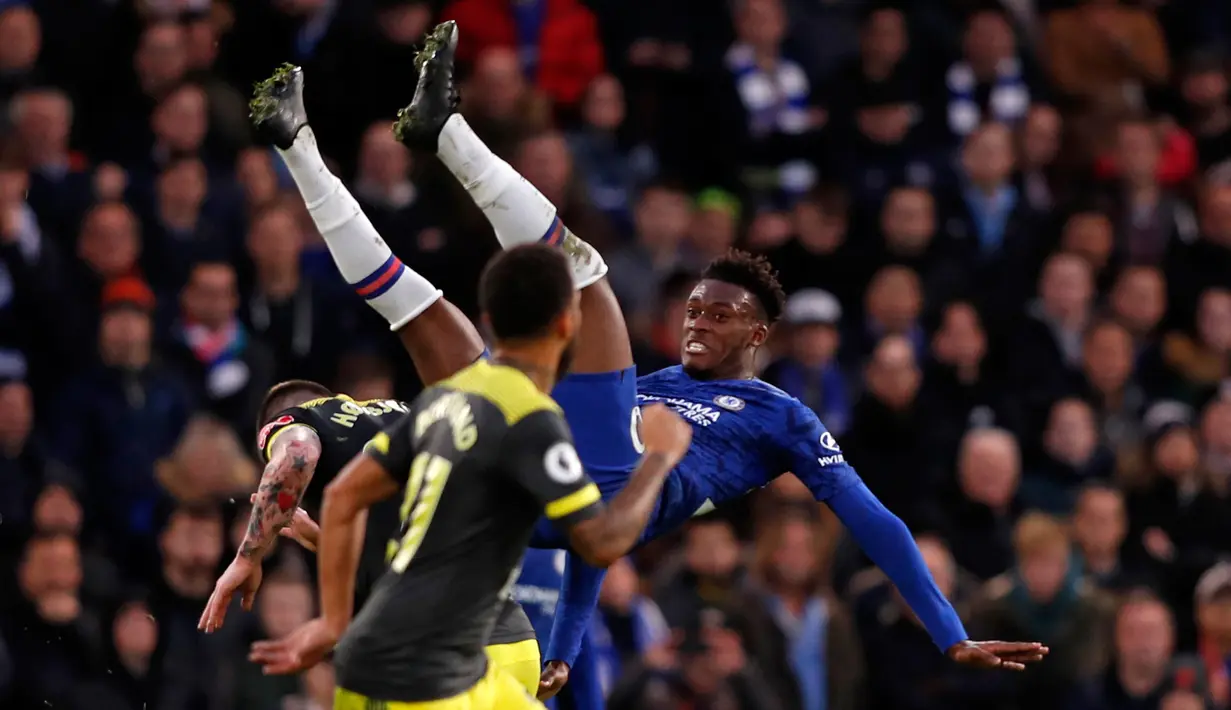 Pemain Chelsea Callum Hudson-Odoi (kanan) bersaing dengan pemain Southampton Pierre-Emile Hojbjerg pada pertandingan Liga Inggris di Stamford Bridge, London, Kamis (26/12/2019). Southampton mengalahkan Chelsea 2-0.  (Adrian DENNIS/AFP)