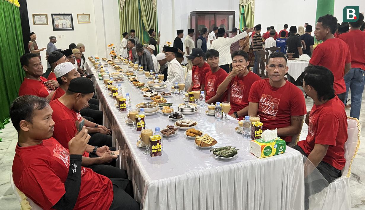 Skuad Malut United saat menunggu waktu berbuka puasa dalam jamuan buka puasa bersama oleh Sultan Tidore, H. Husain Syah merayakan keberhasilan Malut United promosi ke Liga 1 2024/2025 usai menempati peringkat ketiga Pegadaian Liga 2 2023/2024 di Istana Kesultanan Tidore, Maluku Utara, Jumat (15/3/2024) malam WIT. (Bola.com/Hery Kurniawan)