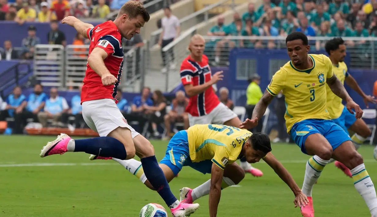Pemain Norwegia Alexander Soerloth, mengoper bola melawan pemain Brasil Douglas Santos, dan Gabriel Magalhaes selama pertandingan sepak bola babak 16 besar Piala Dunia antara Brasil dan Norwegia di East Rutherford, N.J., dekat New York, Minggu, 5 Juli 2026. (AP Photo/Seth Wenig)
