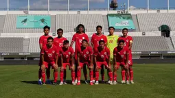 Para pemain starting XI Timnas Indonesia U-20 berfoto bersama jelang menghadapi Thailand U-20 pada laga kedua Turnamen Seoul Earth on Us Cup 2024 di Stadion Mokdong, Seoul, Korea Selatan, Jumat (30/8/2024). (Dok. PSSI)