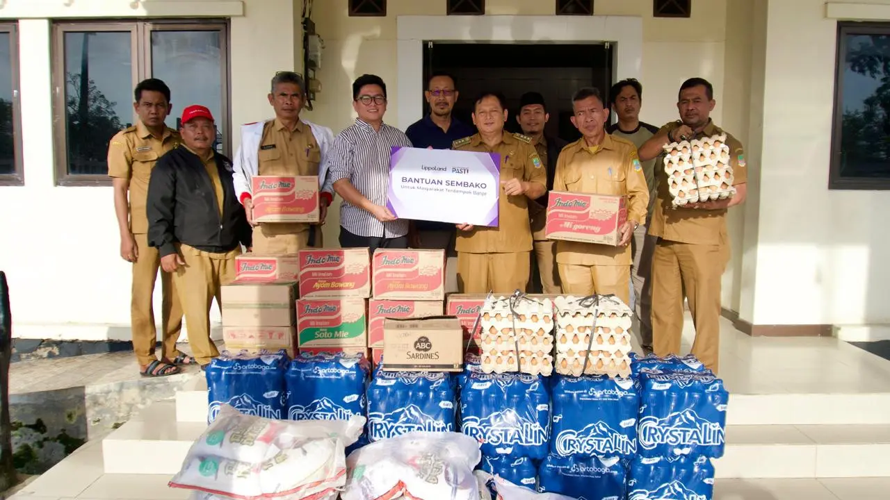 PT Lippo Cikarang Tbk (LPCK) menyalurkan bantuan sembako kepada masyarakat terdampak banjir di Kecamatan Sukatani, Kabupaten Bekasi, pada Januari 2026. (Dok LPCK)