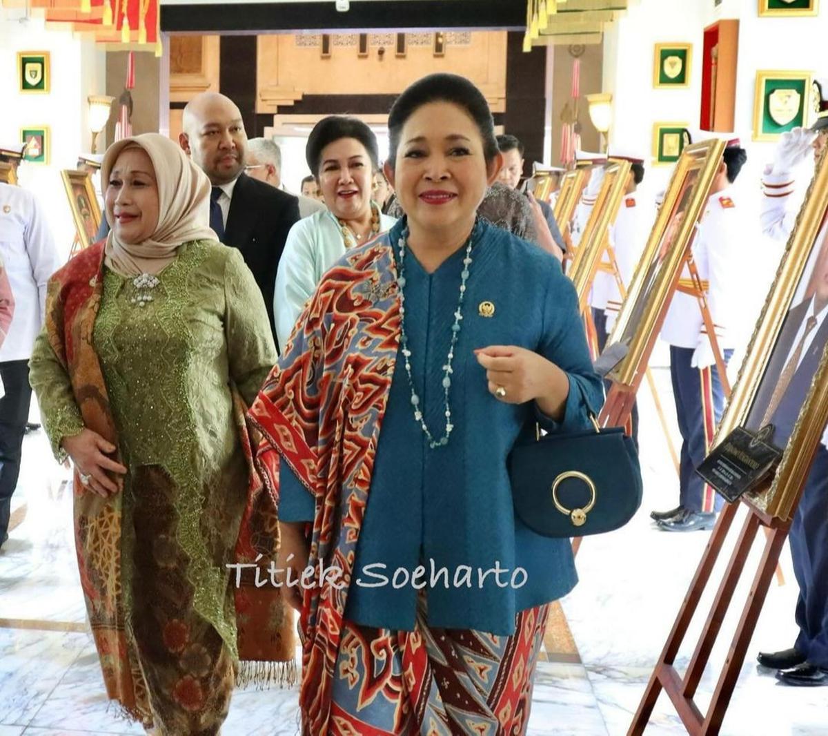 Gaya Kece Titiek Soeharto Foto Bareng Presiden Prabowo di Acara Sertijab Menhan
