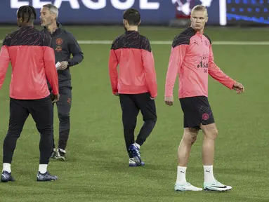 Penyerang Manchester City Erling Haaland, kanan, menghadiri sesi latihan menjelang lanjutan fase grup Liga Champions 2023/2024, di stadion Wankdorf di Bern, Swiss, Selasa (24/10/2023). (Peter Schneider/Keystone via AP)