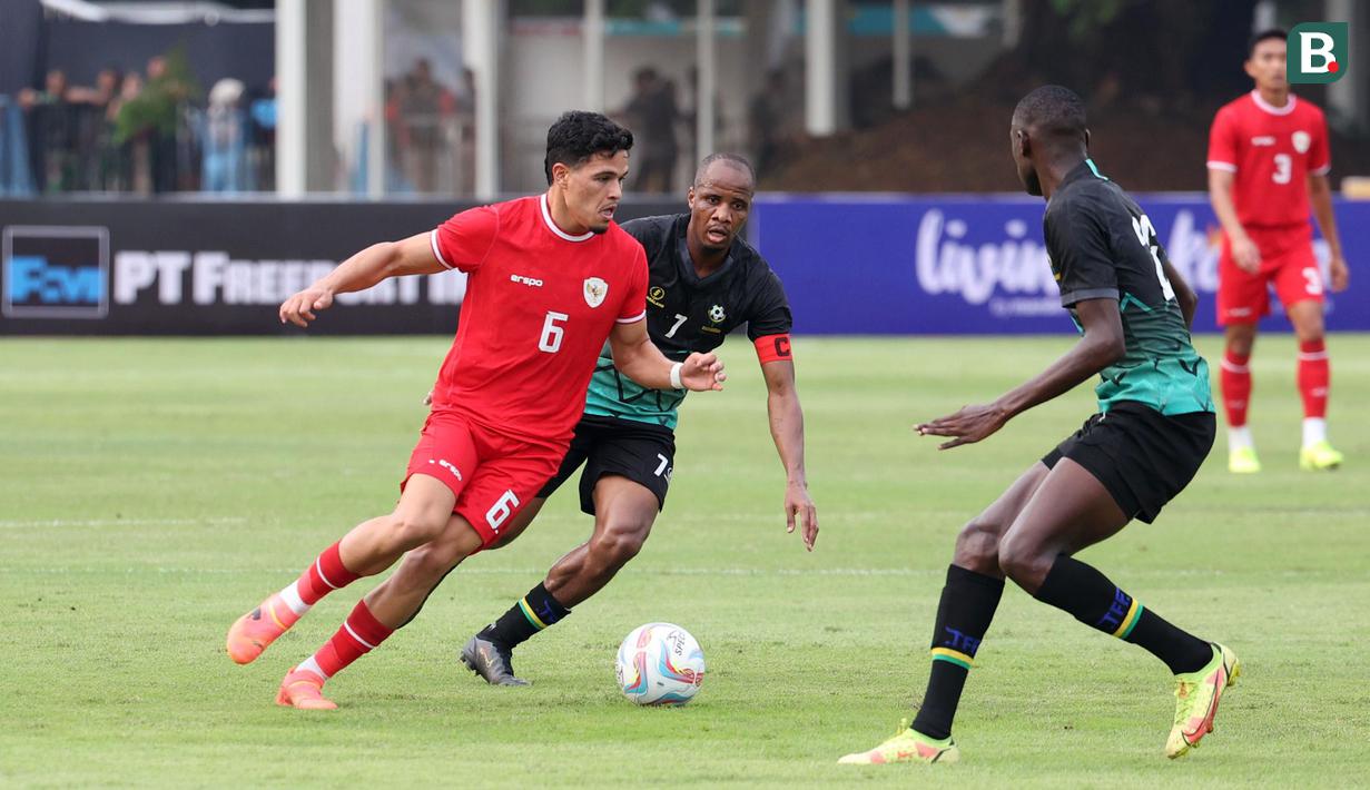Pemain Timnas Indonesia, Ragnar Oratmangoen berusaha melewati pemain Tanzania, Himid Mao Mkam  saat laga persahabatan yang berlangsung di Stadion Madya, Senayan, Jakarta, Minggu (02/06/2024). (Bola.com/Abdul Aziz)