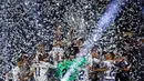 Pemain Real Madrid saat merayakan keberhasilan meraih gelar ke-12 Liga Champions di Stadion  Santiago Bernabeu, Madrid, Spanyol (04/06/2017). Real Madrid menjadi juara usai mengalahkan Juventus 4-1. (AFP/Oscar Del Pozo)