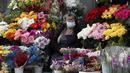 Seorang penjual bunga mengenakan masker saat menunggu pelanggan di pusat Kota Lisbon, Portugal, 29 November 2021. Otoritas kesehatan Portugal mengidentifikasi 13 kasus COVID-19 varian Omicron. (AP Photo/Ana Brigida)