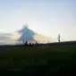 Awan besar yang diyakini berbentuk malaikat melayang di langit Slowakia (Metro.co.uk)