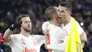 Para pemain Juventus merayakan gol yang dicetak oleh Cristiano Ronaldo ke gawang AS Roma pada laga Serie A di Stadion Olimpico, Roma, Minggu (12/1/2020). AS Roma takluk 1-2 dari Juventus. (AP/Andrew Medichini)
