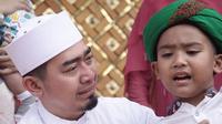Ustaz Solmed saat hendak melepas anaknya untuk masuk ke pesantren (Instagram/@ustad_solmed)