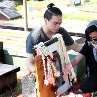 Kehilangan orang tersayang memang bukan hal yang mudah. Seperti yang dirasakan Eva Celia ketika sang nenek, Nien Lesmana meninggal dunia. Ia tampak terpukul dan terus memperhatikan makam neneknya. (Deki Prayoga/Bintang.com)