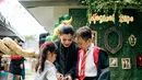 Sementara itu, adik Xabiru, Chava, tampil tidak kalah memikat. Chava mengenakan seragam vest abu-abu dengan aksen merah dan emas yang mencirikan salah satu asrama di Hogwarts. Paduan rok abu-abu, kemeja putih, dan sepatu hitam menambah kesan lucu namun tetap serasi dengan tema acara. [@vienstasman]