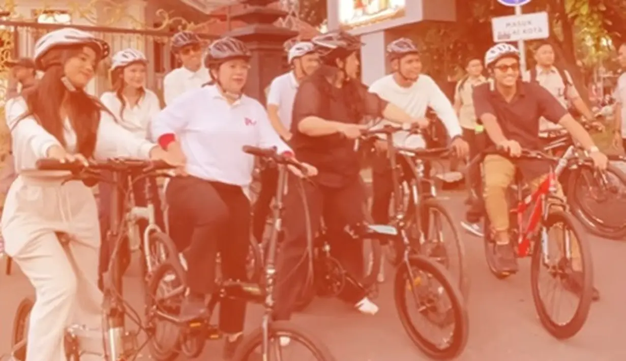 Sekali lagi, gaya Fuji yang sederhana, namun sopan juga menjadi sorotan. Ia mengenakan atasan lengan panjang berwarna putih dan celana panjang putih, tampilan gemas dengan helm sepeda bernuansa serasi. [Foto: Instagram/fuji_an]