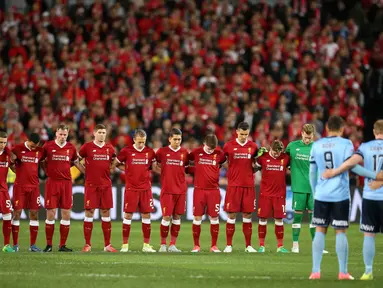 Pemain Liverpool FC dan Sydney FC melakukan hening sesaat untuk memberi penghormatan kepada korban pemboman di Manchester sebelum pertandingan persahabatan dimulai di Sydney, Australia (24/5). (AP Photo / Rick Rycroft)