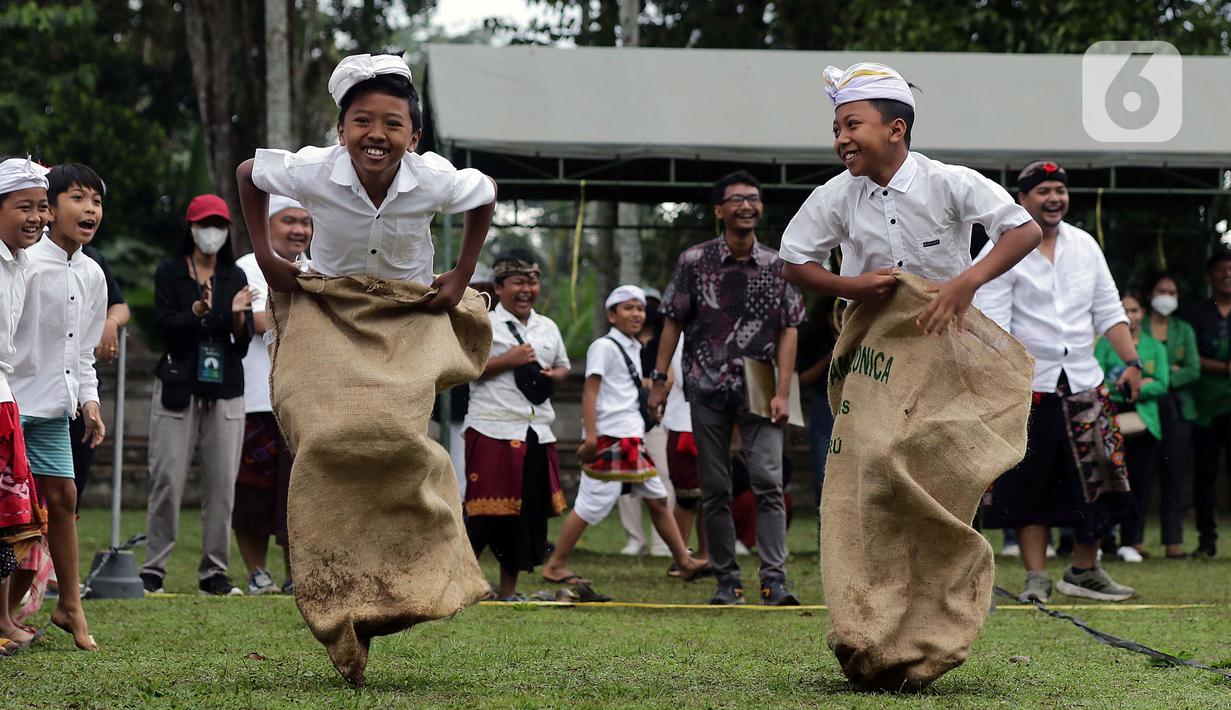 Sejumlah pelajar dari Sekolah Dasar di Desa Penglipuran mengikuti perlombaan usai mengikuti upacara peringatan detik-detik Proklamasi di halaman Tugu Pahlawan Banjar Penglipuran, Kabupaten Bangli, Bali, Kamis (17/8/2023). (Liputan6.com/Helmi Fithriansyah)
