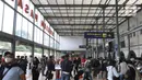 Sejumlah calon penumpang mengantre untuk memasuki rangkaian kereta api Airlangga yang berhenti di Stasiun Pasar Senen, Jakarta, Minggu (10/4/2022). Memasuki pekan kedua Ramadhan, gelombang arus mudik di Stasiun Pasar Senen mulai terlihat. (Liputan6.com/Herman Zakharia)