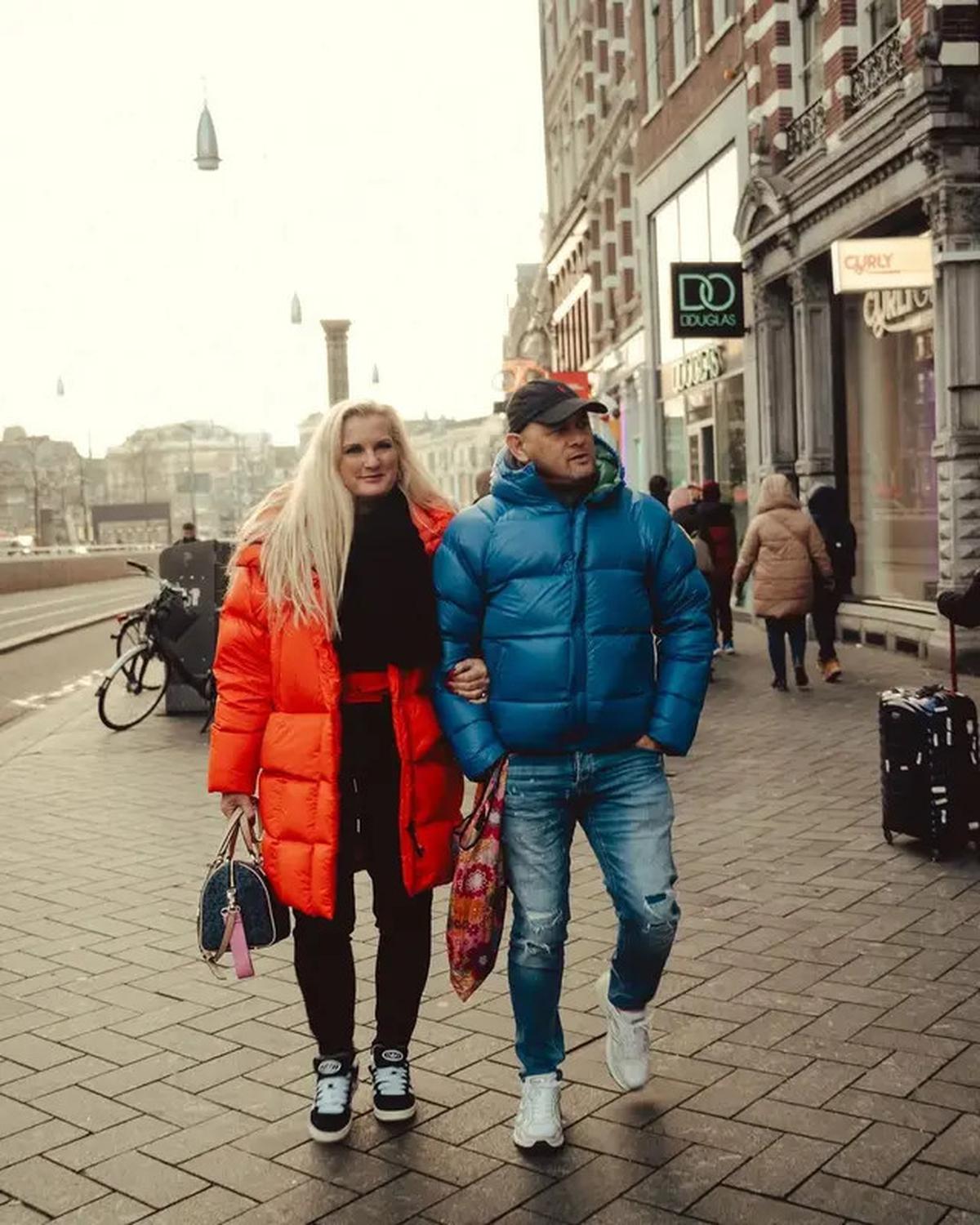 6 Gaya Fashion Ibunda Justin Hubner, Penampilannya di Ulang Tahun Jennifer Coppen Curi Perhatian