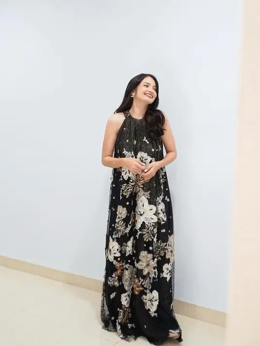 Enzy Storia tampil menawan dalam balutan gaun rancangan Biyan. Dress bernuansa hitam dengan motif flora di seluruh gaunnya ini memiliki detail halter neck, membuat siluet sederhana tampak memukau ketika dikenakan di tubuh Enzy. [Foto: Instagram/enzystoria]