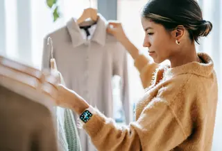 Ilustrasi memilih pakaian yang sustainable fashion/Copyright pexels.com/Liza Summer