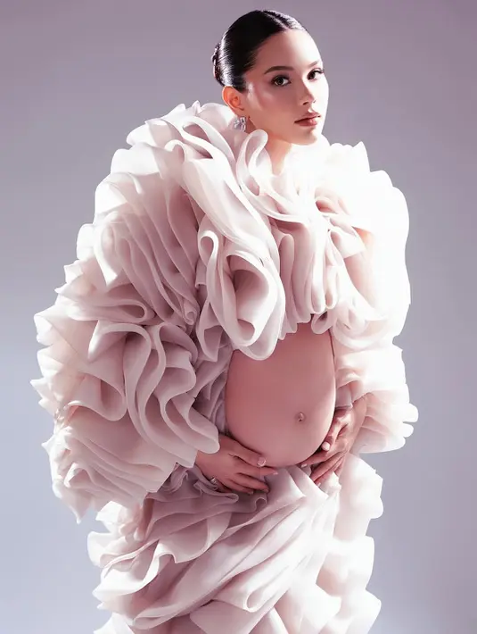 Alyssa Daguise buktikan bahwa dirinya tak hanya sekadar bumil glowing tapi juga fashionable mama [@alyssadaguise]