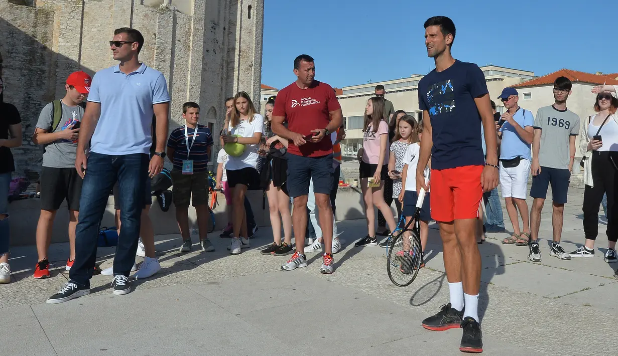Petenis Serbia, Novak Djokovic berbicara kepada para penggemar di Zadar, Kroasia (18/6/2020). Novak Djokovic dinyatakan positif mengidap virus corona setelah mengikuti serangkaian pameran tenis yang ia selenggarakan di Serbia dan Kroasia. (AP Photo/Zvonko Kucelin)