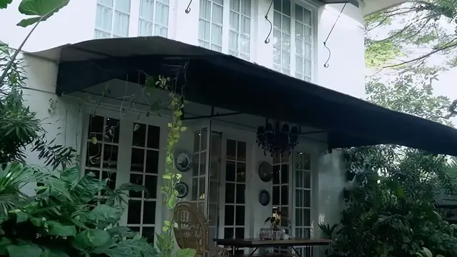 Potret Teras dan Taman di Rumah Yuni Shara