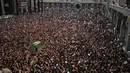 Ribuan umat Syiah Irak berkumpul di makam Imam Musa al-Kadhim di Kadhimiya, Irak (12/4). Musa al-Kadhim merupakan Imam ke-7 dalam tradisi Islam Syiah Dua Belas Imam. (AFP Photo/Ahmad Al-Rubaye)