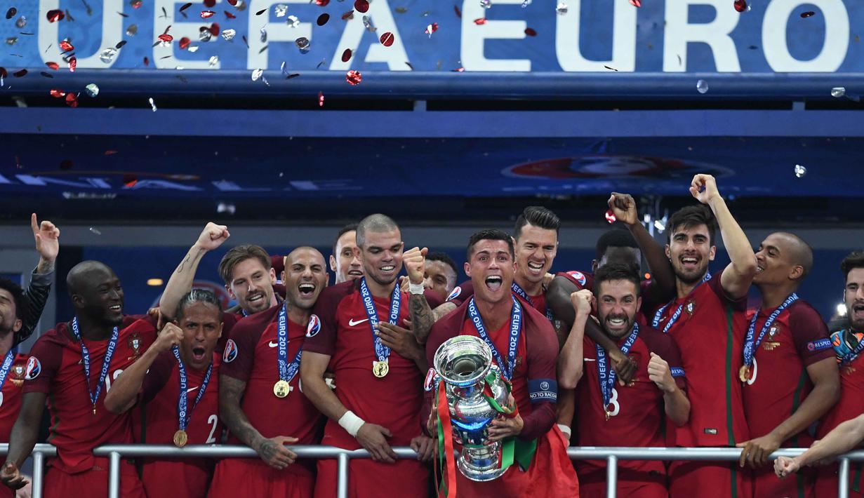 Cristiano Ronaldo (tengah) meraih gelari Trofi Piala Eropa bersama Portugal saat mengalahkan Prancis 1-0  dalam laga final di Stade de France, Minggu (10/7/2016).  (AFP/Francisco Leong)