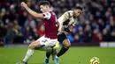 Penyerang Manchester United, Anthony Martial, berebut bola dengan pemain Burnley, James Tarkowski, pada laga Premier League di Stadion Turf Moor, Sabtu (28/12). Burnley takluk 0-2 dari Manchester United. (AP/Martin Rickett)