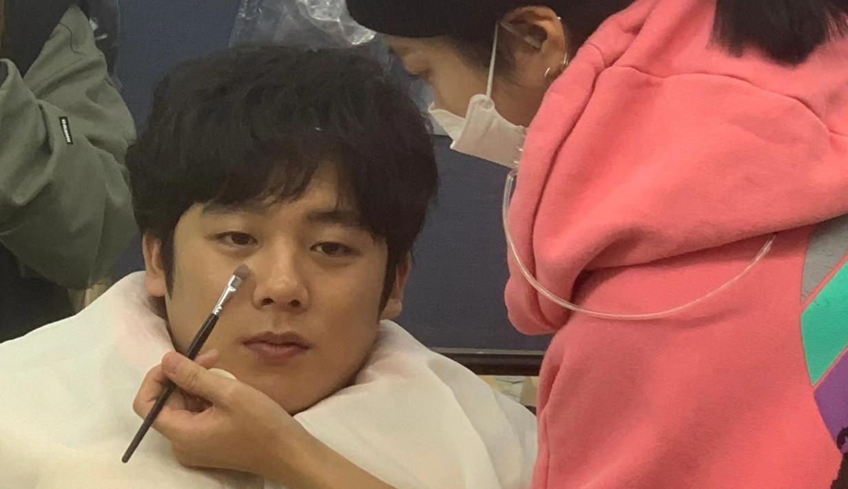 Potret Lee Jung ha saat di-makeup sebelum memulai syuting Moving. (Foto: Instagram/ jungha.km)