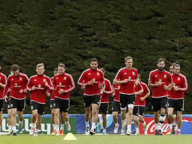 Para Pemain Wales tengah melakukan latihan persiapan melawan Belgia pada perempat final Piala Eropa 2016 di COSEC Stadium, Dinard, Prancis, (28/6/2016). (REUTERS/Gonzalo Fuentes)
