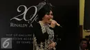 Penyanyi Syahrini membawakan 2 lagu dalam pembukaan Pop Up Gallery Senayan City, Jakarta (15/4). Fashion Nation tahun ini sekaligus merayakan 20 tahun perjalanan karier Rinaldy A Yunardi dalam industri fesyen Indonesia. (Liputan6.com/Herman Zakharia)