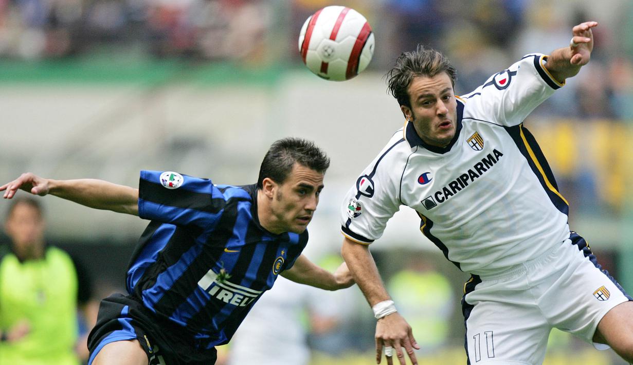 Fabio Cannavaro (kanan) mulai melejit namanya saat membela Parma. Ia bermain selama 7 musim di klub yang berjuluk Ducali Gialloblu tersebut, dari 1995 hingga 2002. Tampil sebanyak 289. Cannavaro berhasil mempersembahkan empat trofi untuk Parma, termasuk Piala UEFA 1998/99. (AFP/Carlo Baroncini)