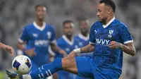Penyerang Hilal asal Brasil #10, Neymar, mengontrol bola selama pertandingan grup B Liga Champions AFC antara tim UEA Al-Ain dan Al-Hilal asal Arab Saudi di Stadion Hazza bin Zayed di al-Ain pada 21 Oktober 2024. (AFP)