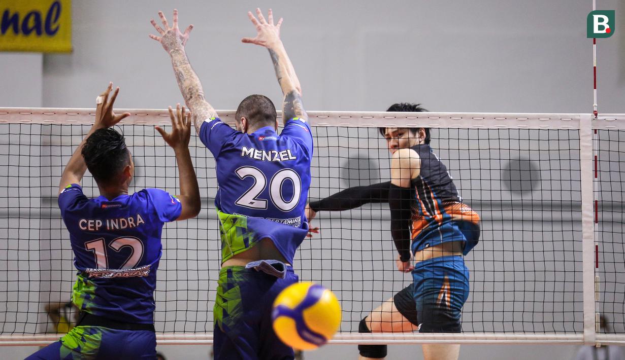 Pemain Jakarta BNI 46, Takahiro Tozaki (kanan) melepaskan spike saat saat menghadapi Jakarta Pertamina Pertamax dalam laga perebutan tempat ke-3 PLN Mobile Proliga 2022 di Padepokan Voli Jenderal Polisi Kunarto, Sentul, Minggu (27/03/2022). (Bola.com/Bagaskara Lazuardi)