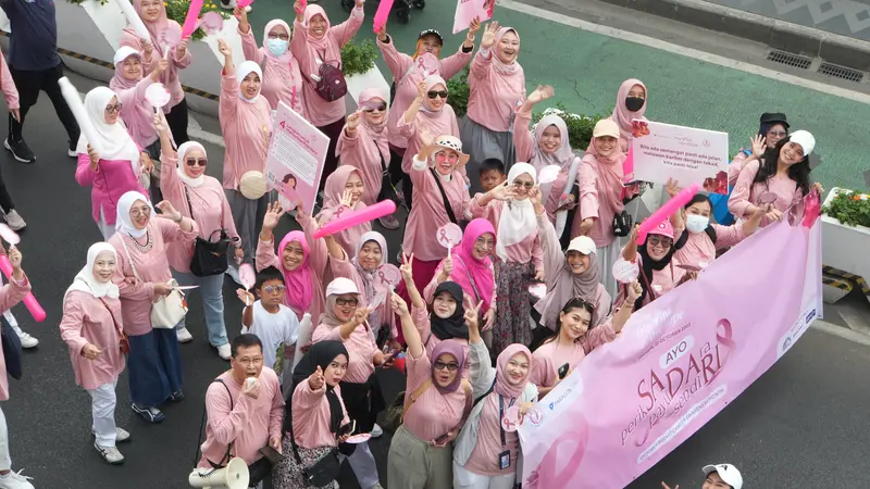 Antusiasme Masyarakat yang Ikut dalam Fun Walk  Campaign One Pink One Hope Wardah, di Jakarta