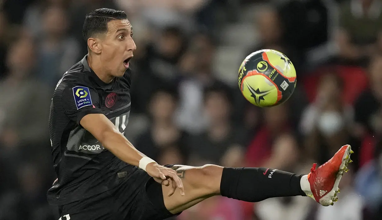 Angel Di Maria. Gelandang serang PSG ini mengikat kontrak terbaru selama 1 tahun dengan Los Blancos sejak Maret 2021 dan akan habis akhir musim 2021/2022 ini. Total 7 musim, ia telah tampil dalam 269 laga di semua kompetisi dengan mencetak 89 gol dan 112 assist. (AP/Christophe Ena)