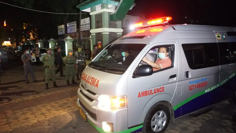 Jenazah Ibunda Presiden Joko Widodo (Jokowi) dibawa ke rumah duka dengan menggunakan ambulans pada pukul 18.30 WIB.