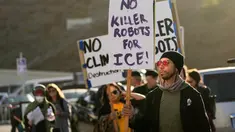 Pengunjuk rasa melakukan aksi demonstrasi di luar konferensi OpenAI DevDay 2026 di San Francisco, Amerika Serikat, Selasa (29/9/2026). (AP Photo/Jeff Chiu)