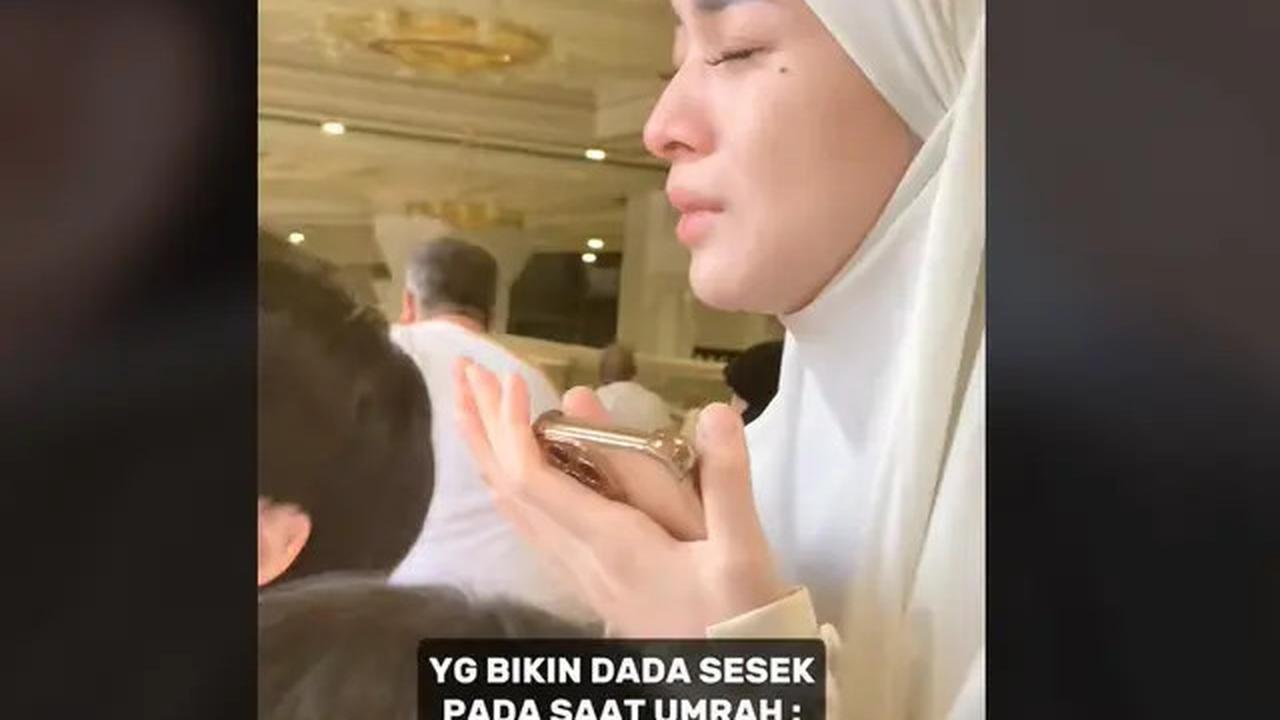 Momen Donita dan Anaknya Menangis Saat Tawaf Wada, Ungkap Banyak Penyesalan