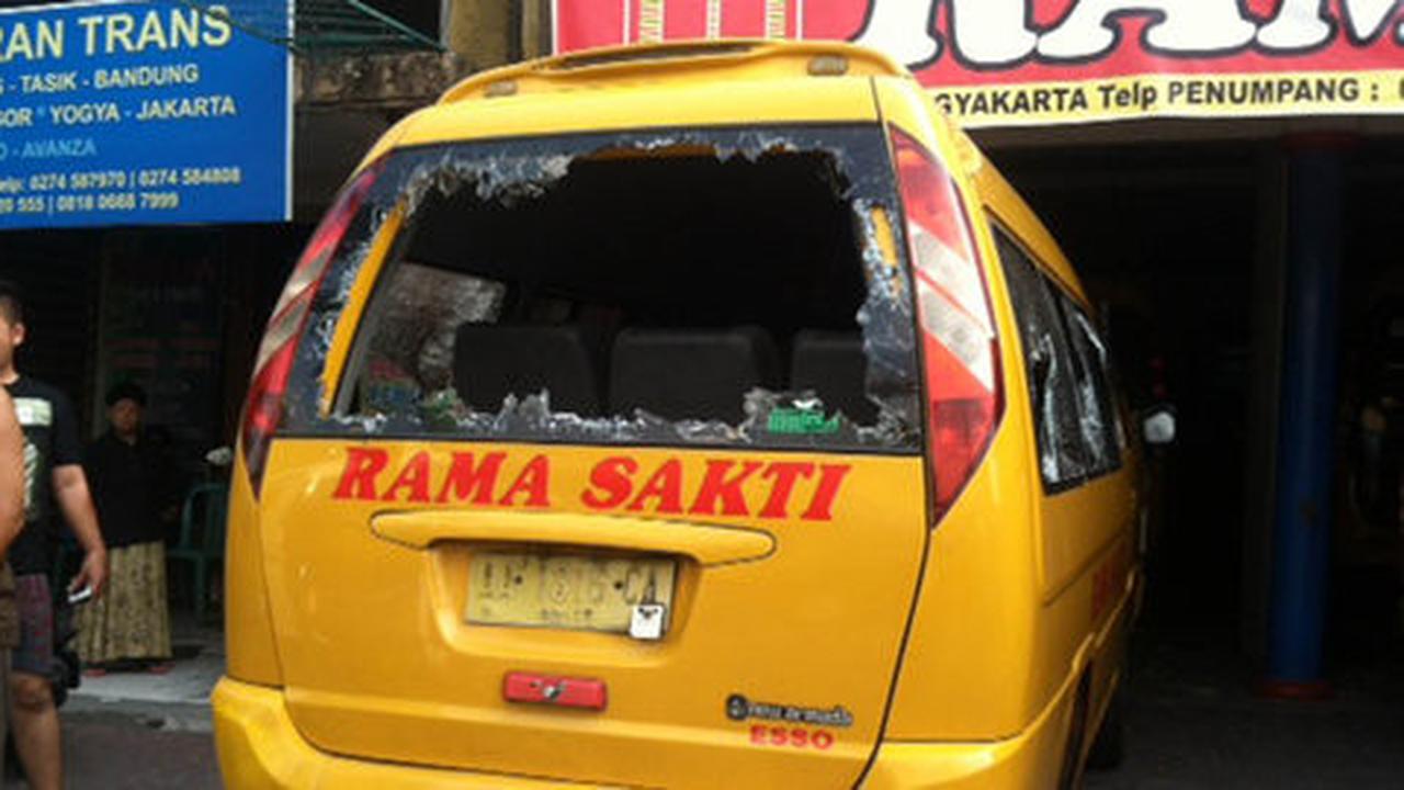 Kantor Travel Rama Sakti diserang, mobil rusak dan karyawan luka