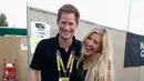 Pangeran Harry ketahuan mesra dengan seorang wanita cantik yang sudah taka sing lagi ditelinga public. Wanita tersebut adalah penyanyi Hollywood, Ellie Goulding. (dailymail/Bintang.com)