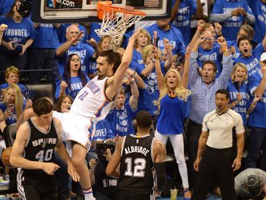 Pebasket OKC Thunder, Steven Adams melakukan dunks saat dihadang pebasket Spurs, Boban Marjanovic (40) pada NBA Playoffs game ke-6 semifinal wilayah barat di Chesapeake Energy Arena,Oklahoma City, (12/5/2016). (Mark D. Smith-USA TODAY Sports)