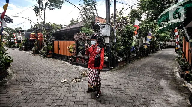 Puryanto (50) yang bertugas sebagai pecalang menjaga perayaan Hari Raya Nyepi di Kampung Bali, Harapan Jaya, Bekasi, Jawa Barat, Minggu (14/3/2021). Perayaan Hari Nyepi di Kampung Bali Bekasi berjalan khidmat meski warga di kawasan ini tidak seluruhnya umat Hindu. (merdeka.com/Iqbal S. Nugroho)