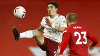 Bek Arsenal, Hector Bellerin, mengontrol bola saat melawan Manchester United pada laga Liga Inggris di Stadion Old Trafford, Minggu (1/11/2020). Arsenal menang dengan skor 1-0. (Phil Noble/Pool via AP)