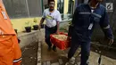 Petugas membawa keranjang berisi buah dukuh saat acara panen di Cagar Buah Condet, Kramatjati, Kamis (14/3). Dalam kesempatan itu, Gubernur DKI Jakarta Anies Baswedan menyempatkan diri memanen buah Salak dan Duku Condet. (merdeka.com/Imam Buhori)